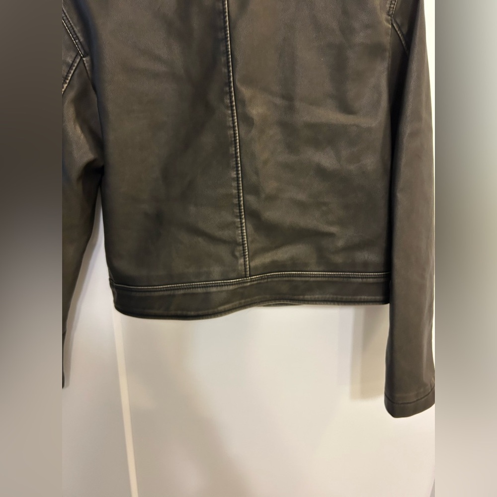 NWT T Tahari Faux Leather Cropped Jacket - Picture 9 of 11